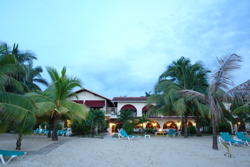 Вид на Чареалл Инн с берега, Негрил, Ямайка (Charela Inn - view from the beach, Negril, Jamaica) 